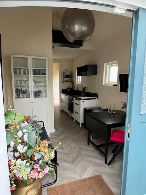 Renovated & Private Tinyhouse Den Haag Short Stay Appartment Exterior foto